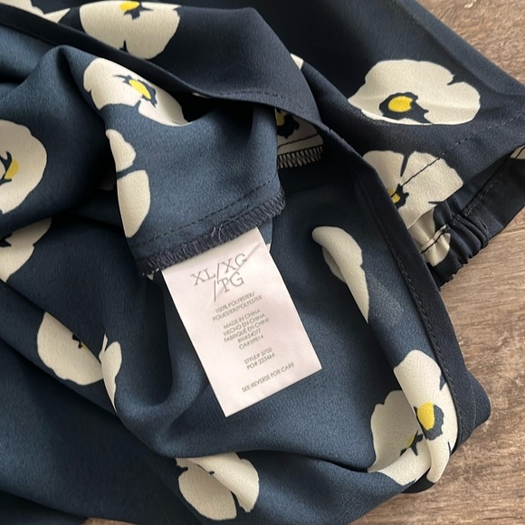 Like New Cabi #5705 Go-To-Button Up Floral Print Blouse Women’s Size: XL - Picture 16 of 16